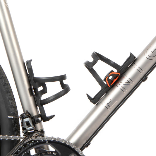 Kaksi Restrap Side Release Bottle Cage -juomapullotelinettä ilman pulloja gravel-pyörän viisto- ja satulaputkessa