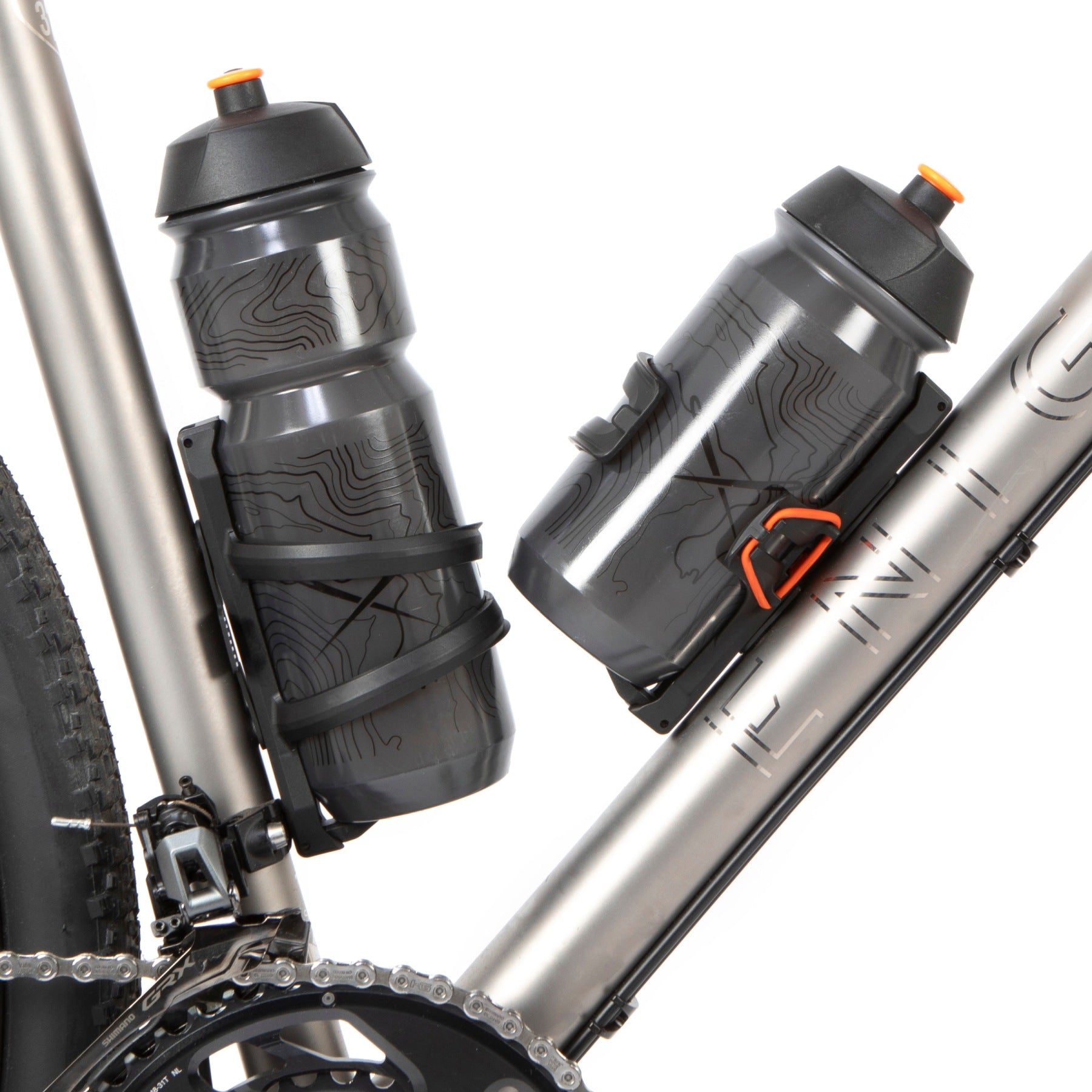 Kaksi Restrap Side Release Bottle Cage -juomapullotelinettä pulloineen asennettuna gravel-pyörän runkokolmioon
