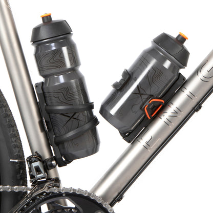 Kaksi Restrap Side Release Bottle Cage -juomapullotelinettä pulloineen asennettuna gravel-pyörän runkokolmioon
