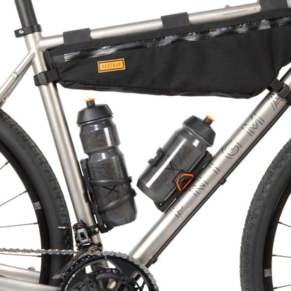Restrap Side Release Bottle Cage -juomapullotelineet ja kaksi juomapulloa gravel-pyörässä Restrap-runkolaukun kanssa