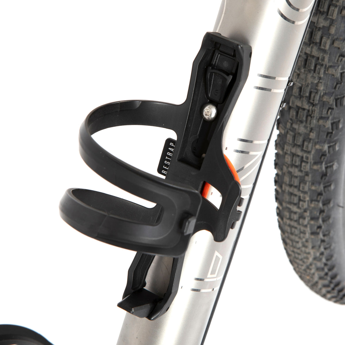 Restrap Side Release Bottle Cage musta juomapulloteline kiinnitettynä gravel-pyörän viistoputkeen