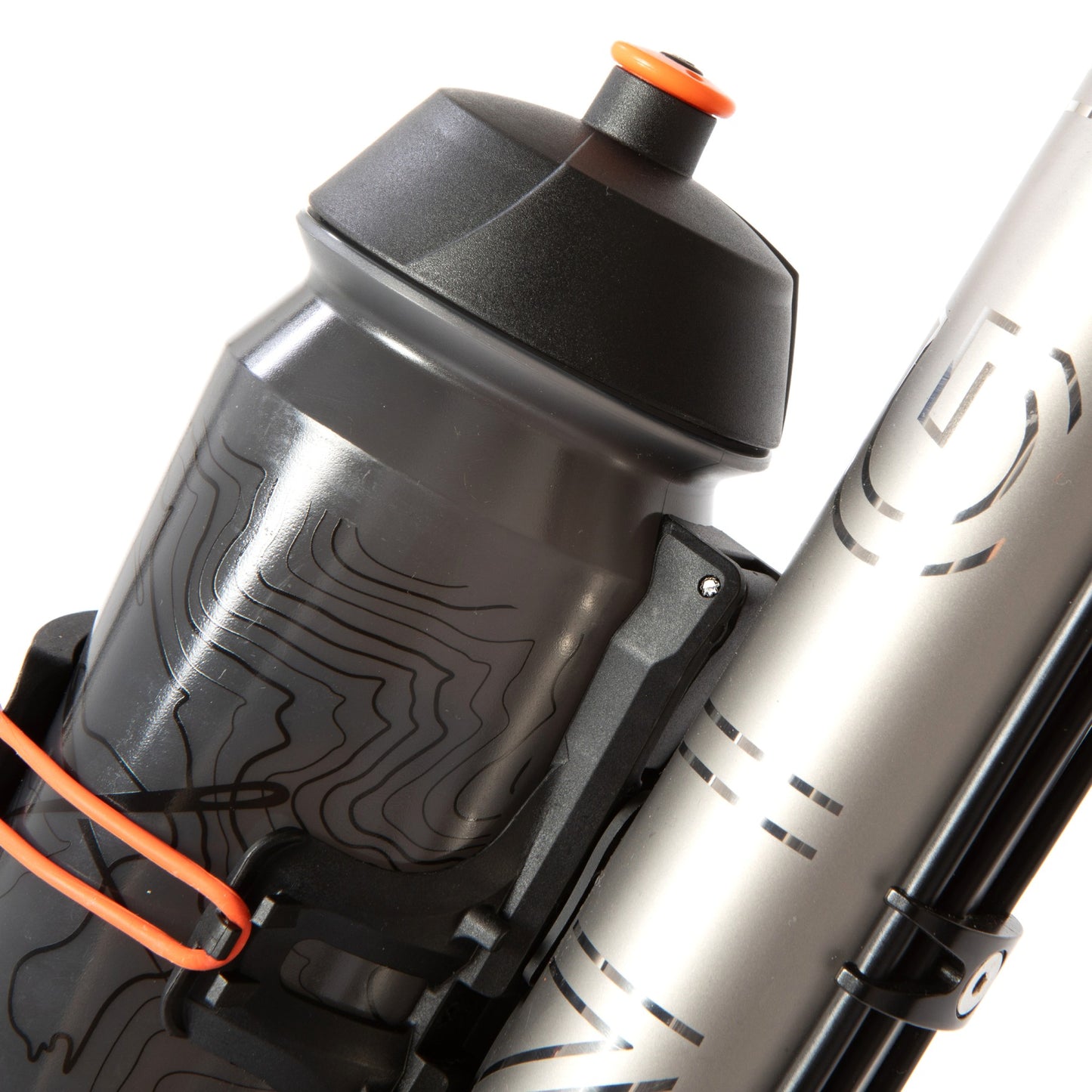 Restrap Side Release Bottle Cage musta sivulta ladattava juomapulloteline ja juomapullo asennettuna gravel-pyörän runkoon