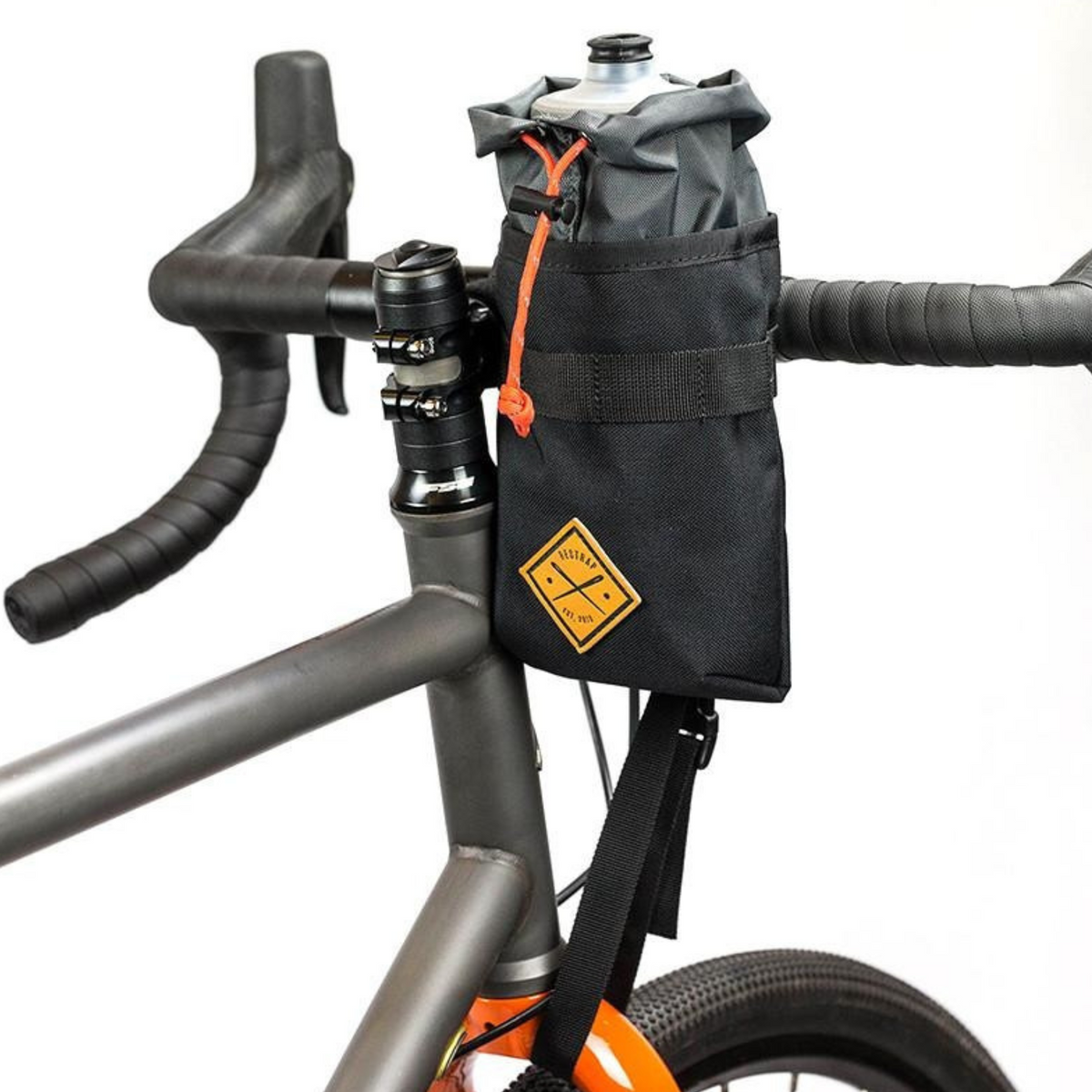 Restrap Stem Bag bikepacking-ohjainkannatinlaukku kiinnitettynä gravel-pyörän ohjainkannattimeen lisäsäilytystä varten