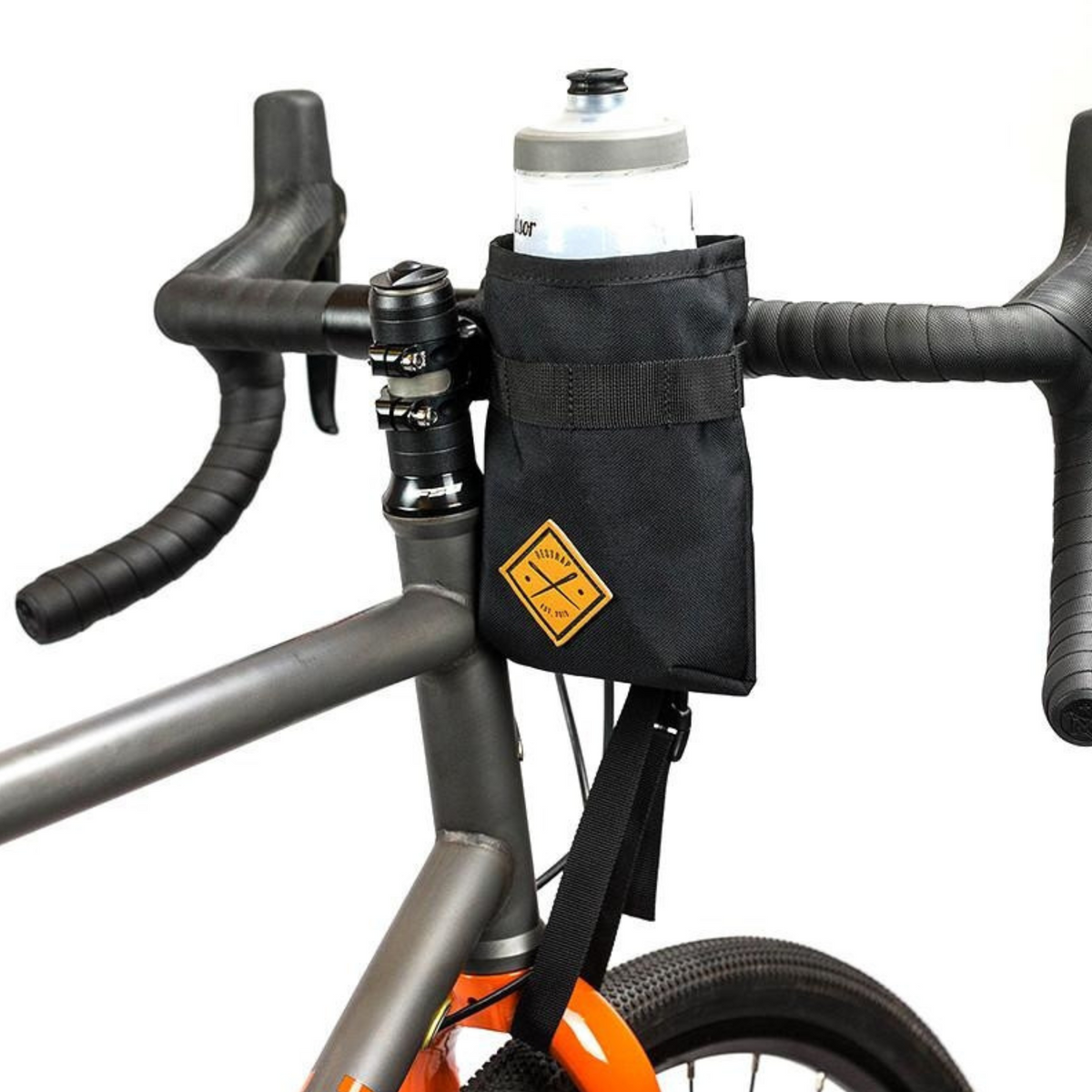 Restrap Stem Bag ohjainkannatinlaukku asennettuna gravel-pyörään juomapullon säilyttämistä varten