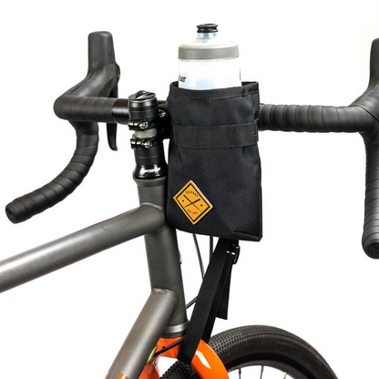 Restrap Stem Bag ohjainkannatinlaukku asennettuna gravel-pyörään juomapullon säilyttämistä varten