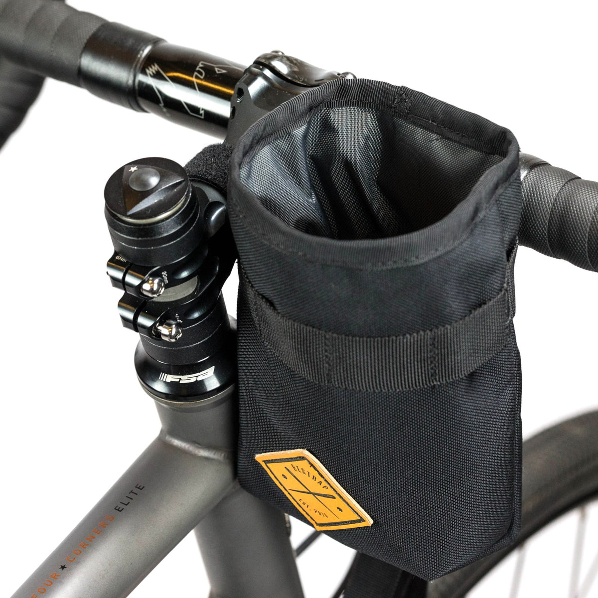 Restrap Stem Bag bikepacking-ohjainkannatinlaukku kiinnitettynä gravel-pyörän ohjainkannattimeen lisäsäilytystä varten
