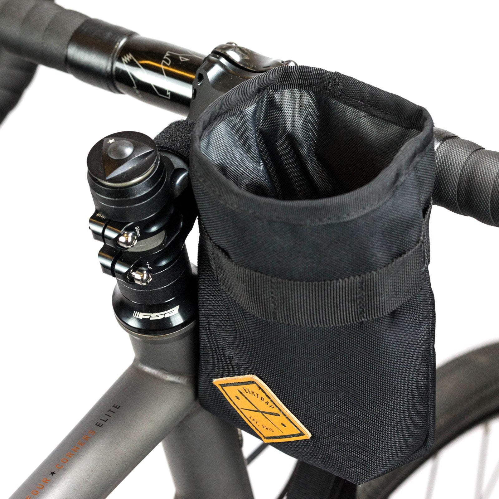 Restrap Stem Bag bikepacking-ohjainkannatinlaukku kiinnitettynä gravel-pyörän ohjainkannattimeen lisäsäilytystä varten