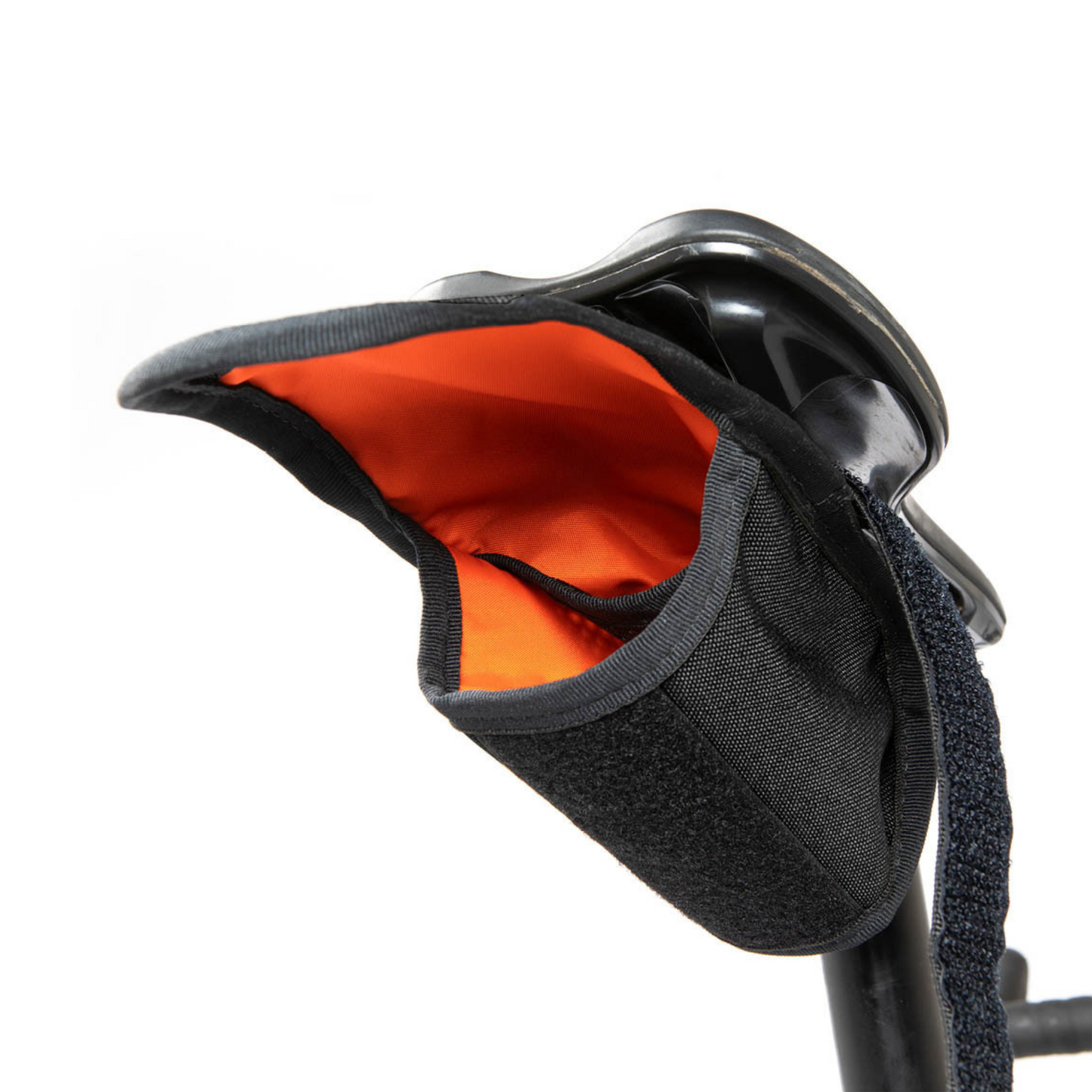 Restrap Tool Pouch 0,6 l työkalulaukku avattuna satulan alla työkalujen ja sisärenkaan kuljettamiseen