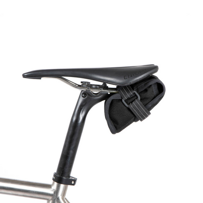 Restrap Tool Pouch 0,6 l kevyt satulan alle kiinnitettävä työkalulaukku gravel- ja bikepacking-käyttöön
