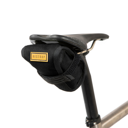 Restrap Tool Pouch 0,6 l työkalulaukku kiinnitettynä pyörän satulan alle gravel-, maantie- ja maastopyöräilyyn