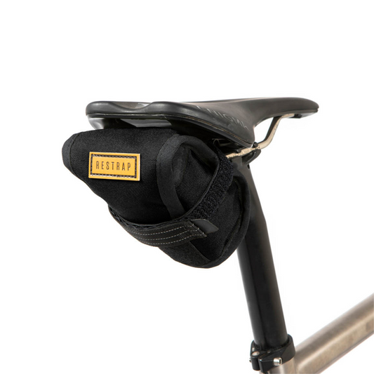 Restrap Tool Pouch 0,6 l työkalulaukku kiinnitettynä pyörän satulan alle gravel-, maantie- ja maastopyöräilyyn