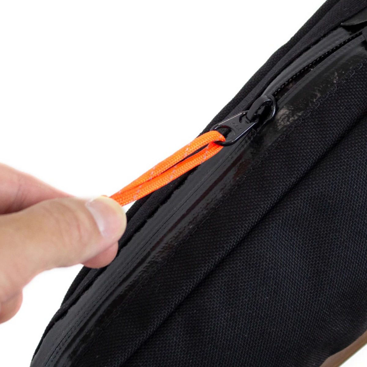 Restrap Top Tube Bag 0,8 l vedenpitävä YKK-vetoketju ja helppokäyttöinen vetonaru pyöräilykäyttöön