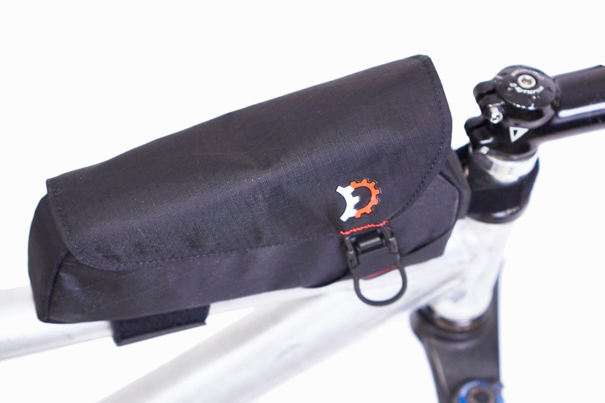 Revelate Designs Mag-Tank EcoPac 0.9L top tube -laukku asennettuna gravel- ja bikepacking-pyörään, nopea pääsy energiatuotteille ja pientarvikkeille