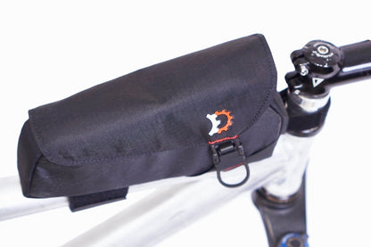 Revelate Designs Mag-Tank EcoPac 0.9L top tube -laukku asennettuna gravel- ja bikepacking-pyörään, nopea pääsy energiatuotteille ja pientarvikkeille