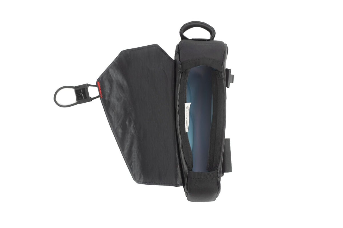 Revelate Designs Mag-Tank EcoPac top tube -laukun sisätila ja irrotettava TPU-sisävuori bikepacking-käyttöön
