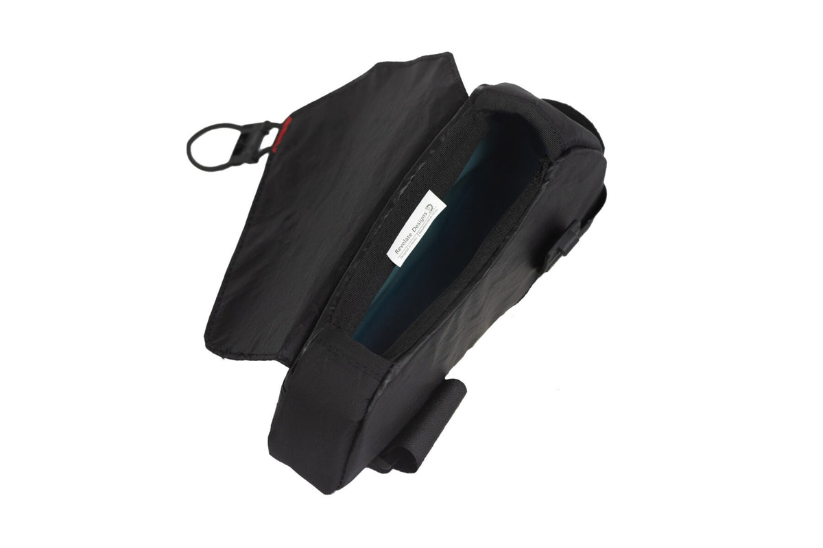 Revelate Designs Mag-Tank EcoPac avattuna, magneettikansi ja irrotettava TPU-sisävuori näkyvissä
