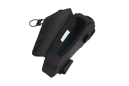 Revelate Designs Mag-Tank EcoPac avattuna, magneettikansi ja irrotettava TPU-sisävuori näkyvissä