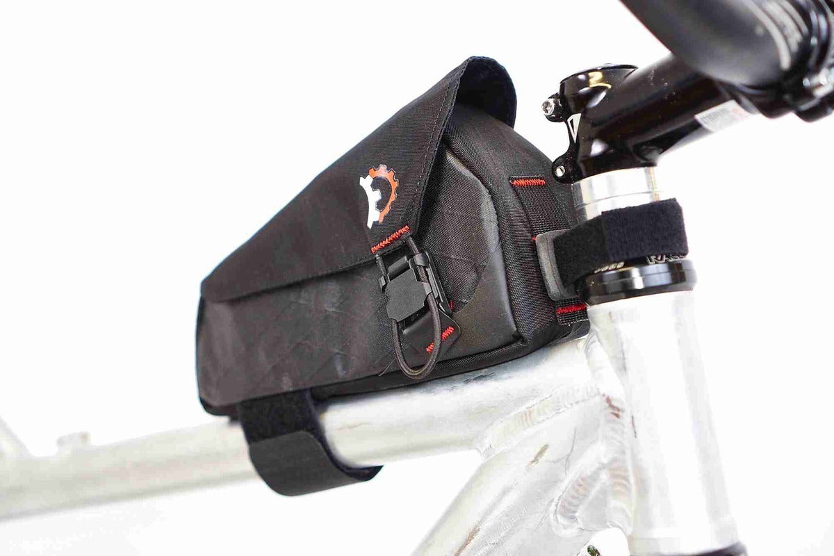 Revelate Designs Mag-Tank EcoPac 0.9L asennettuna gravel- ja bikepacking-pyörän vaakaputkeen