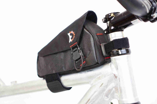 Revelate Designs Mag-Tank EcoPac 0.9L asennettuna gravel- ja bikepacking-pyörän vaakaputkeen