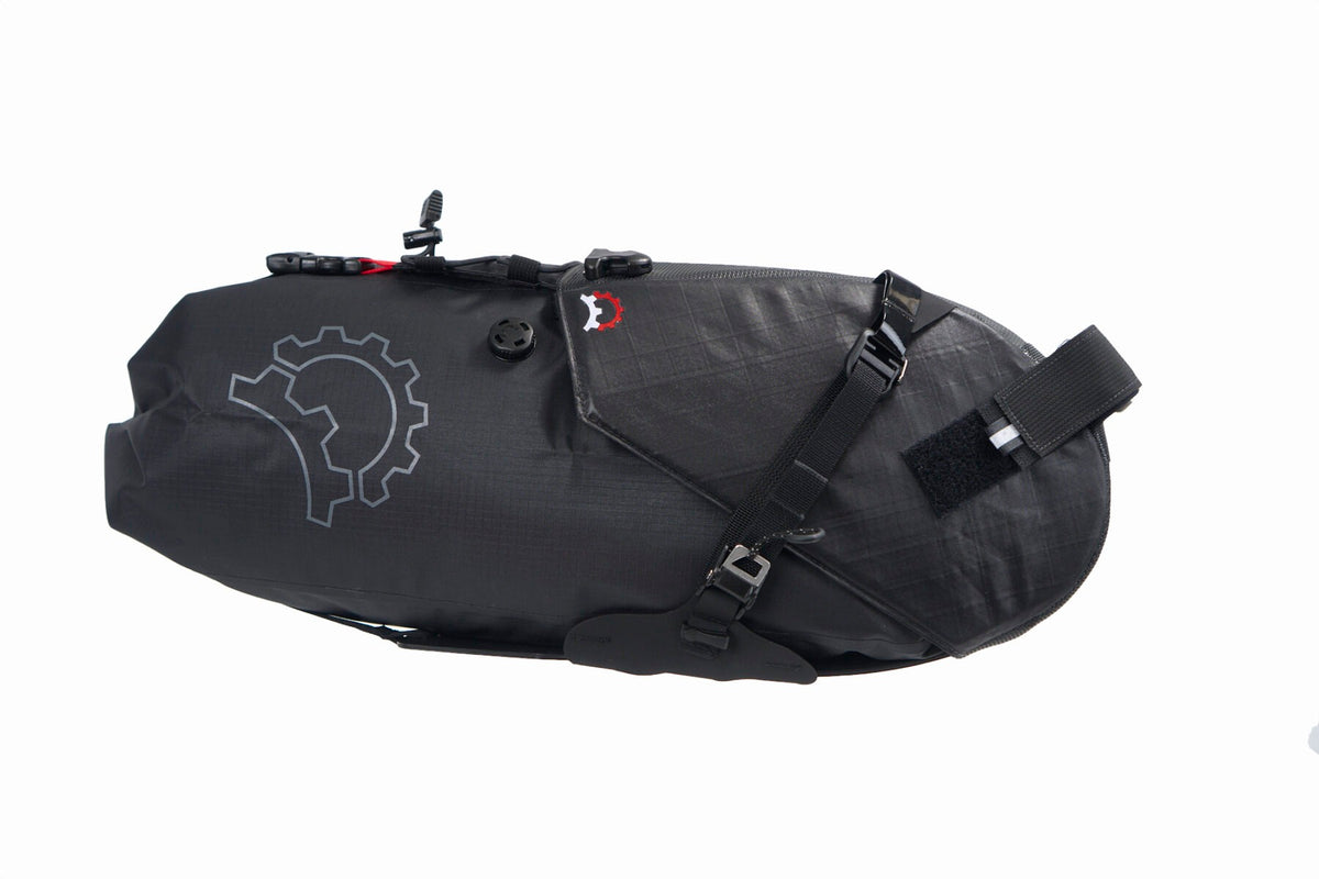 Revelate Designs Terrapin 14L vedenpitävä satulalaukku gravel- ja bikepacking-pyöräilyyn sivulta kuvattuna