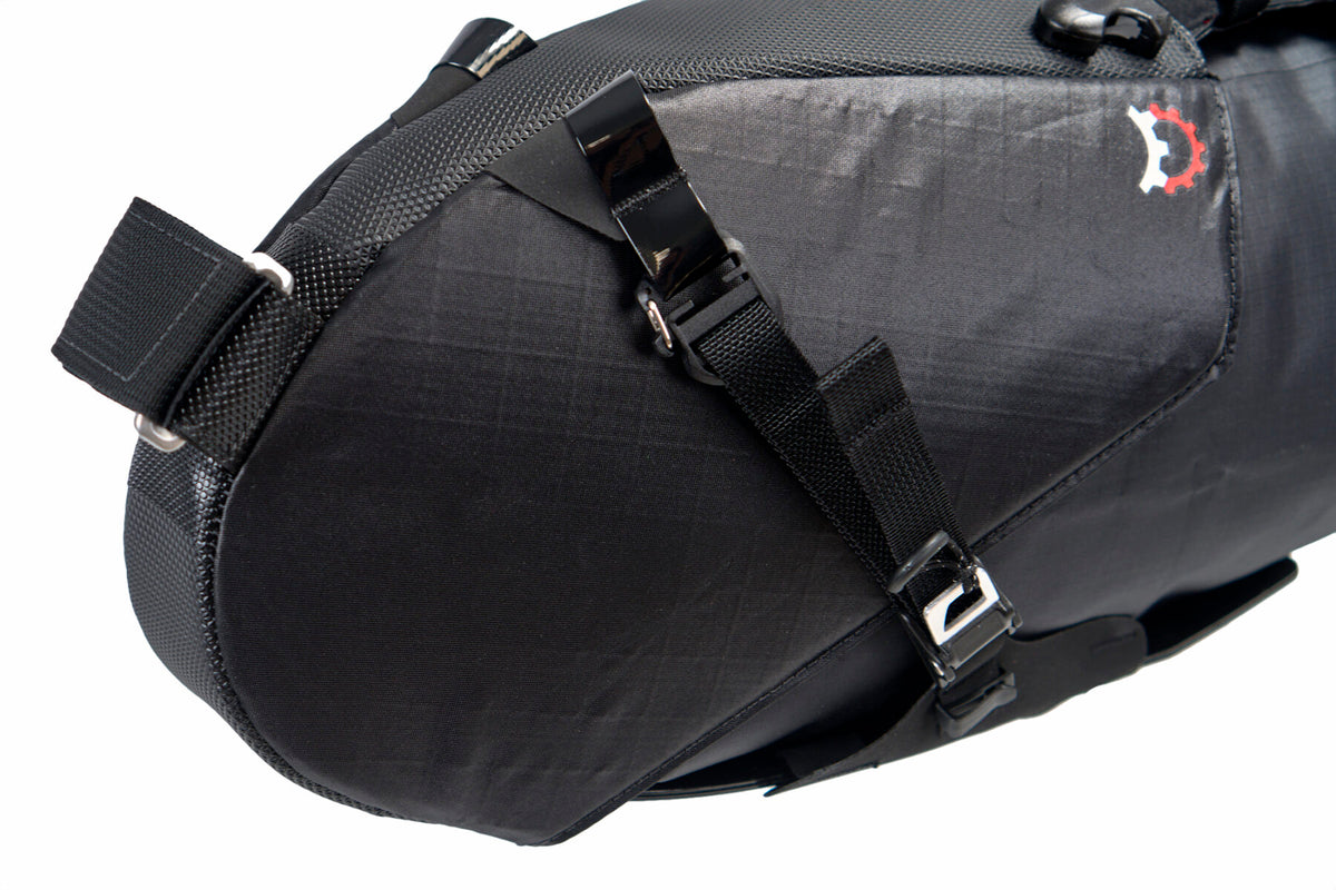 Revelate Designs Terrapin 14L vedenpitävän satulalaukun kompressiohihnat ja alumiinisoljet lähikuvassa