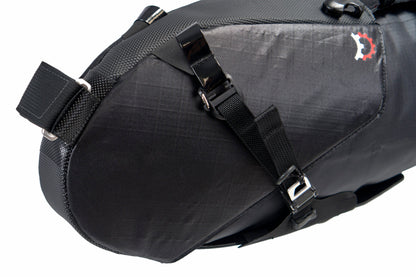 Revelate Designs Terrapin 14L vedenpitävän satulalaukun kompressiohihnat ja alumiinisoljet lähikuvassa