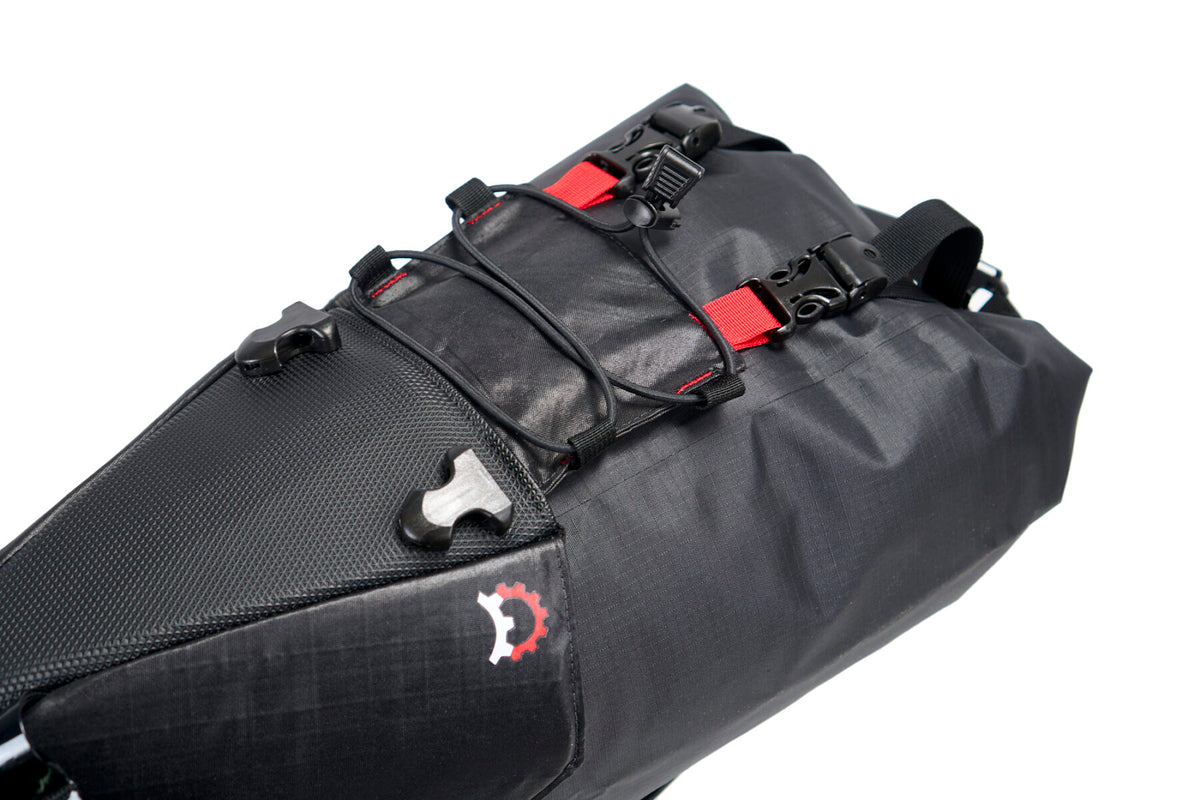 Revelate Designs Terrapin 14L satulalaukun ulkoinen säilytysjärjestelmä ja kuormankiinnitys bikepacking-retkille